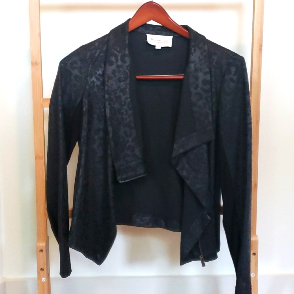 Vince camuto black on black cheeta print side zip drape front jacket